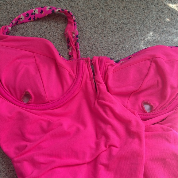 Low back flower one piece - Picture 9 of 9